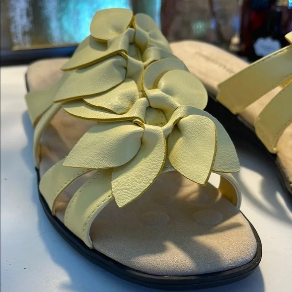 Butter Yellow Leather Sandals with Floral Design - Picture 3 of 16